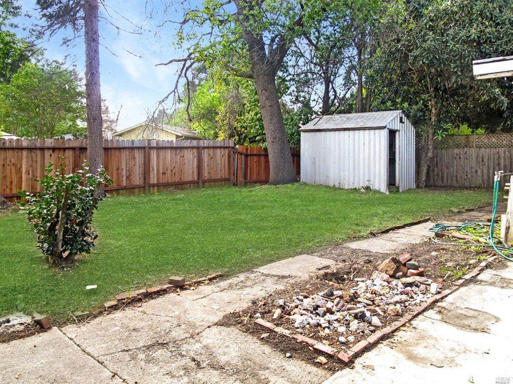 2209 Redwood Road